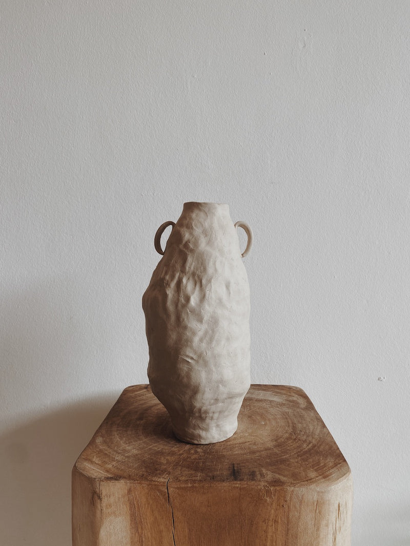 Wobbly vase with handles