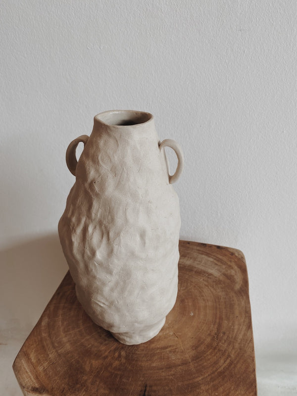 Wobbly vase with handles